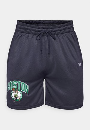 Tumes sinine võrkpaneelidega spordishorts, millel on elastne vöökoht ja pael. Omab roheline ja valge brodüüri "BOSTON" ja Celticsi logo.