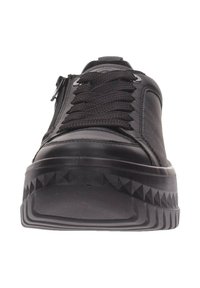 Sneakers platform neri con tomaia in pelle testurizzata, caratterizzati da un evidente motivo a zigzag sulla suola e allacciatura standard con cerniera laterale.