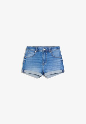 Jeansshorts mit hellblauer Waschung, aufgerollten Säumen, zwei Vordertaschen und Metallknopfverschluss. Glatte Textur mit sichtbaren Ziernähten.