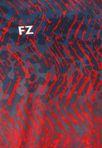 Abstrakt textilmönster med blå och röda vågiga linjer på en mörk bakgrund; inkluderar den vita texten "FZ" i det övre vänstra hörnet.