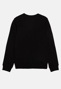 Schwarzer Pullover mit langen Ärmeln, gerippten Bündchen und Saum sowie Rundhalsausschnitt. Weiche Textur, keine sichtbaren Muster oder Verzierungen.