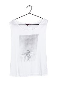 Bílé bezrukávové tričko vyrobené z bavlny, s grafickým potiskem s textem "LÁSKA, MÍR A ROCK AND ROLL" a černobílým obrázkem.