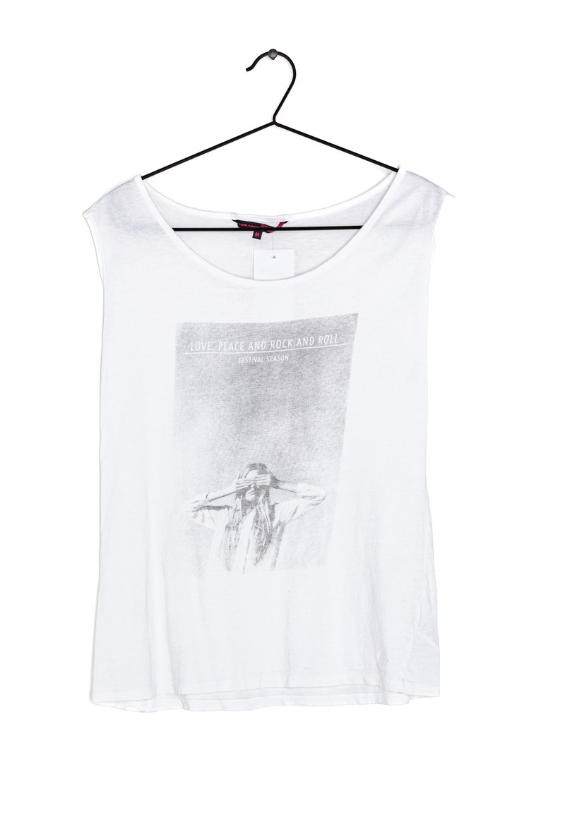 Bílé bezrukávové tričko vyrobené z bavlny, s grafickým potiskem s textem "LÁSKA, MÍR A ROCK AND ROLL" a černobílým obrázkem.