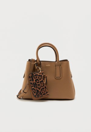 Sac à main en cuir brun avec des poignées doubles, des accessoires en métal doré et une pochette amovible à imprimé léopard. Dispose d'une forme structurée et arrondie.