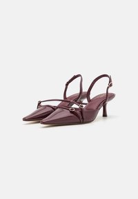 Escarpins slingback en cuir verni bordeaux avec des orteils pointus, des fines brides, des accents en métal doré et des talons aiguilles de 3 pouces.