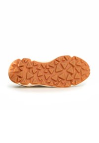 Gummisohle mit einem strukturierten Muster aus orangefarbenen dreieckigen Stollen, designed für Traktion. Weißer oberer Rand sichtbar an der Spitze.