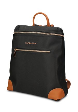 Schwarzer Rucksack mit braunem Ledergriff, -Ecken und verstellbaren Trägern, mit zwei horizontalen goldenen Reißverschlüssen an den vorderen Fächern.
