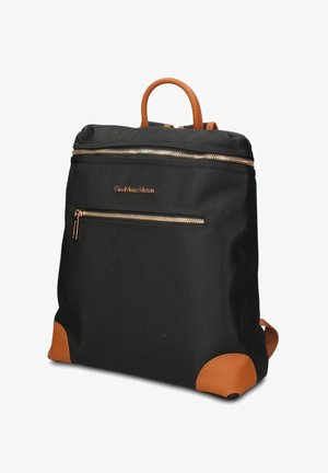 Zaino nero con manico, angoli e spallacci regolabili in pelle color cuoio, con due zip orizzontali dorate sulle tasche frontali.