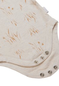 Beige bomullsbody med ett subtilt blommönster i guld, med tryckknappar i botten och rundade kanter.