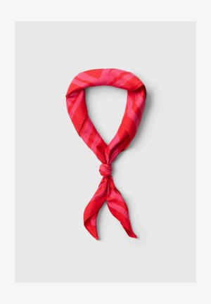 Punane ja roosa triibuline sall, mis on seotud lahtises sõlmes, kujutatud ühtlasel helehallil taustal.