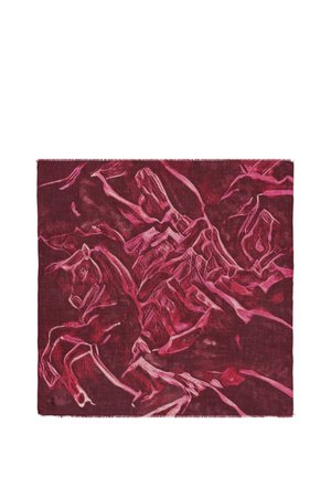 Art textile rouge foncé représentant des chevaux et cavaliers abstraits avec des lignes dynamiques et angulaires et des touches roses contrastantes à travers la surface.