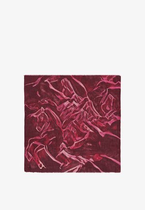 Art textile rouge foncé représentant des chevaux et cavaliers abstraits avec des lignes dynamiques et angulaires et des touches roses contrastantes à travers la surface.