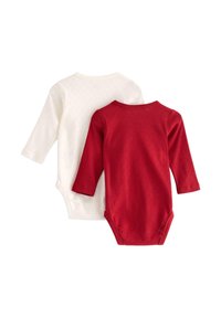 Due bodysuit per neonato a maniche lunghe: uno crema con un motivo testurizzato e uno rosso uniforme. Entrambi presentano chiusure a scatto sul fondo.