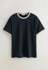 T-shirt navy à manches courtes avec col rond et ourlets de manches côtelés beige. Confectionné en tissu lisse et léger. Ourlet du bas droit.