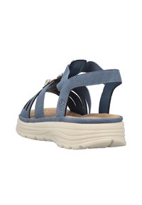 Lichtblauwe sandalen met uitsnijdingen, gevoerde binnenzool, verstelbare banden en een gestructureerde witte zool voor stabiliteit en comfort.