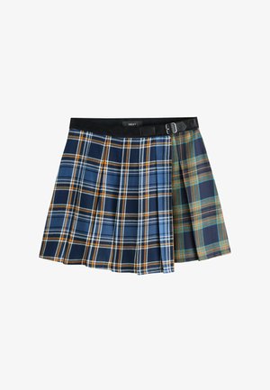 Jupe mini plissée avec des motifs à carreaux bicolores en bleu, orange, vert et marine, dotée d'une ceinture en cuir noir et d'une boucle.