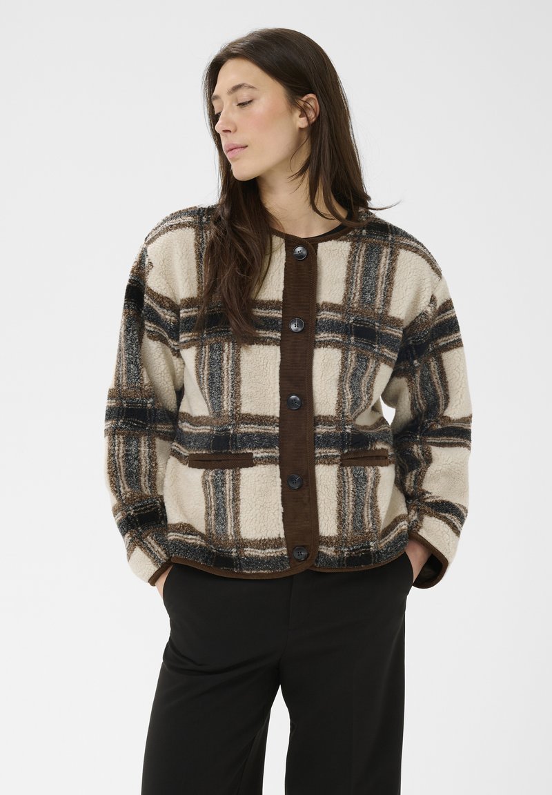 Flanell-Fleecejacke in Creme, Braun und Schwarz. Vorderseite mit Knöpfen, rundem Ausschnitt und Seitentaschen. Weiche Textur mit entspannter Passform.