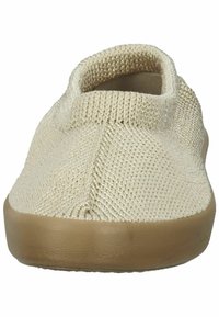 Beige gebreide instap-schoen met een ronde neus, gestructureerde bovenkant, zachte kraag en rubberen zool. Eenvoudig ontwerp zonder zichtbare hardware of accenten.