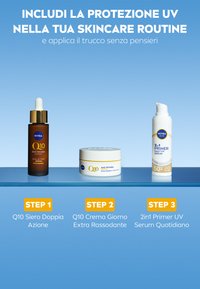 Tre prodotti per la cura della pelle disposti su uno sfondo blu: un siero in bottiglia marrone, un barattolo di crema bianco e un siero UV giornaliero bianco con pompa.