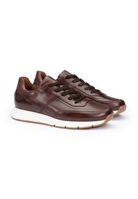 Sneakers in pelle marrone con una texture liscia, dotate di lacci marroni, una suola intermedia bianca e una suola esterna in gomma marrone chiaro.
