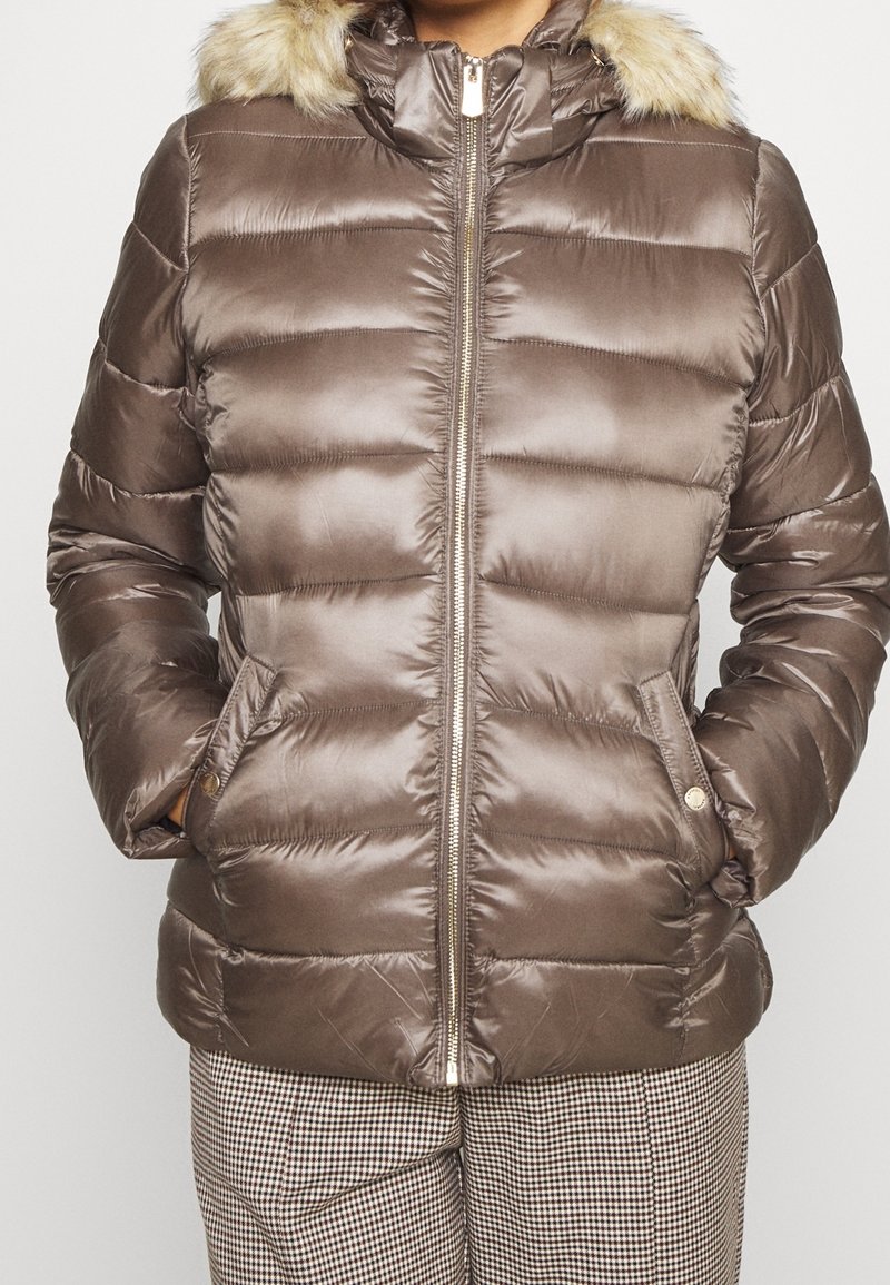Hnědá puffer bunda s horizontálním prošíváním, zipovým zapínáním, dvěma předními kapsami a odnímatelným umělým kožíškem na kapuci.