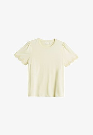 Lichtgele T-shirt met korte mouwen en een gegolfde kantafwerking aan de mouwen. Zachte stof met een ronde halslijn en een ontspannen pasvorm.