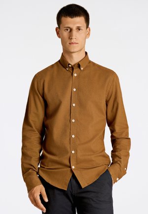 Camisa marrón de botones con un cuello clásico, que presenta una tela texturizada, placket frontal con botones de color claro y puños de un solo botón.