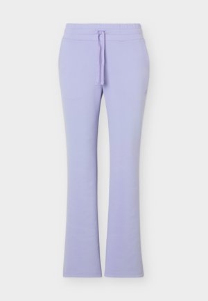 Dámské fleecové kalhoty lila barvy s elastickým pasem a nastavitelným šňůrkovým stahováním, rovný střih nohavic na bílém pozadí.