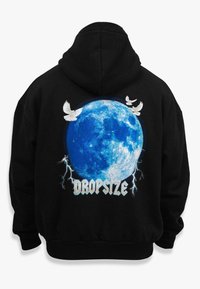 Sudadera negra con un gran gráfico de luna azul, pájaros blancos, acentos de rayos y el texto "DROPSIZE" en fuente plateada en la parte posterior.