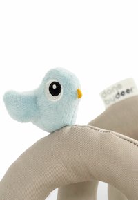 Plüschblauer Vogel mit schwarzen Augen und orangefarbigem Schnabel sitzt auf einem beigen, strukturierten Spielzeug. Etikett mit der Aufschrift "done by deer" sichtbar. Weiches Material.