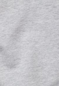 Tela gris claro con una textura suave y lisa y una apariencia ligeramente jaspeada, con un patrón de punto uniforme.