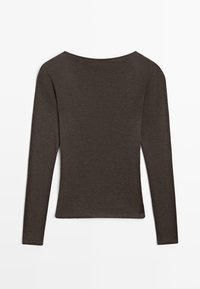 Maglietta a maniche lunghe di colore marrone scuro, realizzata in materiale morbido, con un ampio scollo e una forma aderente con leggere aperture laterali.