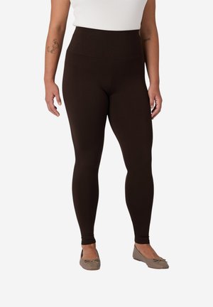 Braune Leggings mit hoher Taille aus einem dehnbaren, glatten Stoff. Sie zeichnen sich durch ein eng anliegendes Design ohne sichtbare Muster oder Hardware-Akzente aus.