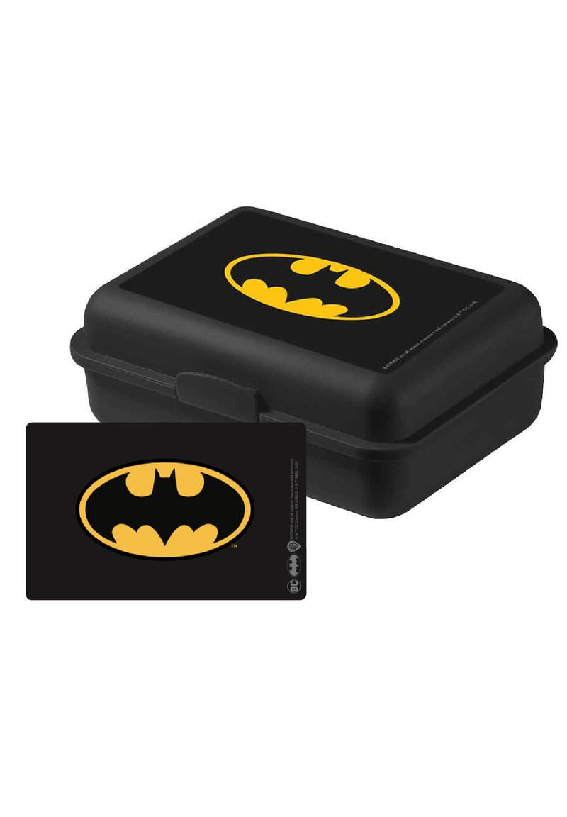 Cofanetto nero con un logo giallo di Batman sul coperchio; include una scheda nera abbinata che mostra lo stesso logo su un design rettangolare.