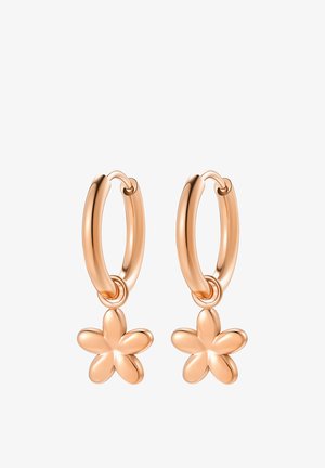 Orecchini a cerchio in oro rosa con piccoli ciondoli a forma di fiore a cinque petali appesi a ogni cerchio, finitura liscia e lucida.