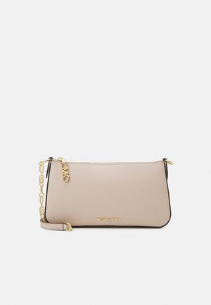 Borsa a tracolla in pelle beige con hardware dorato, chiusura a zip e tracolla a catena regolabile. Texture liscia con bordi a contrasto.