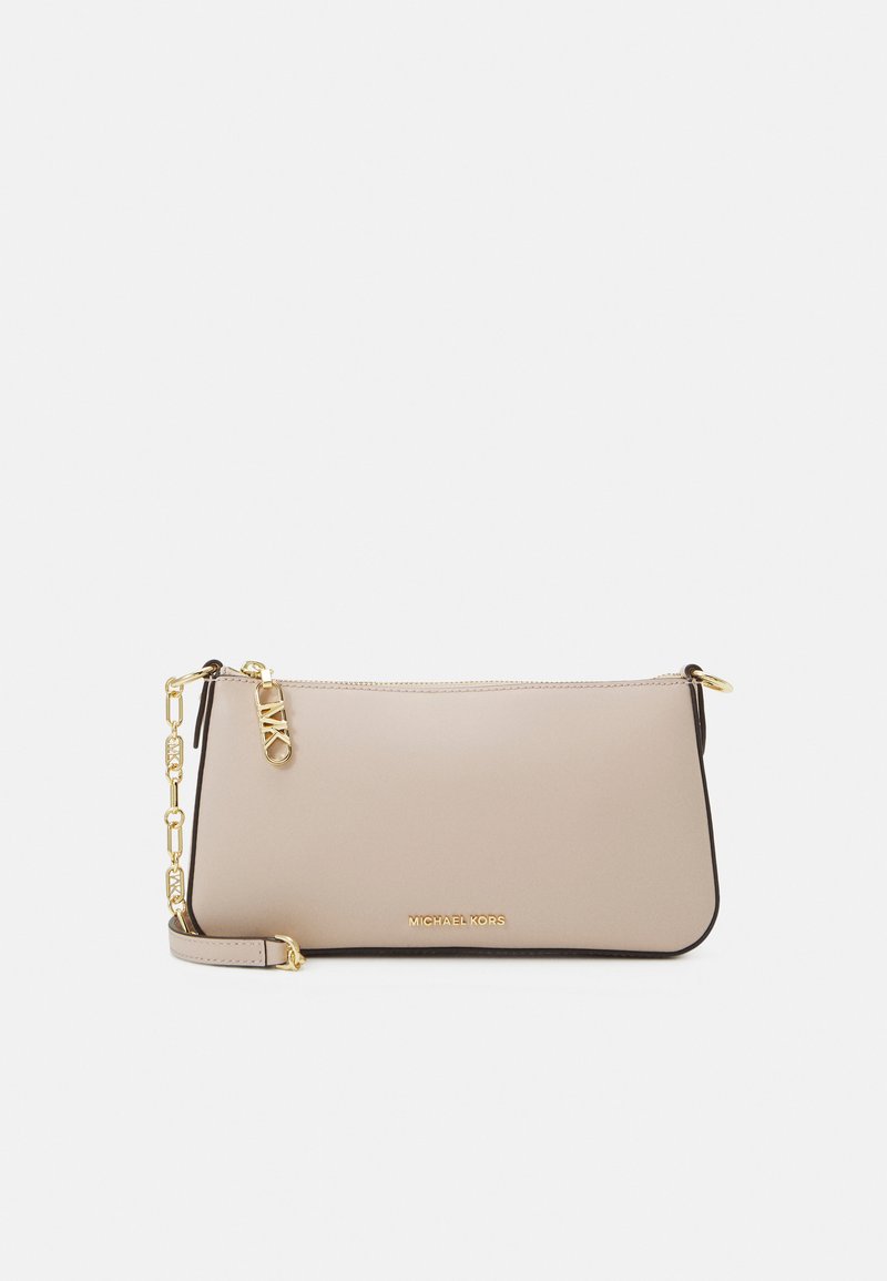 Borsa a tracolla in pelle beige con hardware dorato, chiusura a zip e tracolla a catena regolabile. Texture liscia con bordi a contrasto.