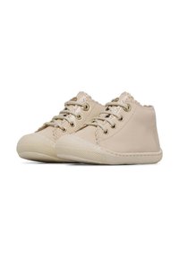 Beige leren peuterschoenen met een ronde neus, vetersluiting, gegolfde rand en een gestructureerde rubberen zool. Gouden vetertjes en stikselaccenten.