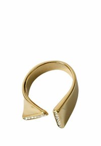 Anillo de tono dorado con un diseño abierto, que presenta extremos afinados y una fila de pequeñas cristales a lo largo de un borde. Superficie lisa, acabado brillante.