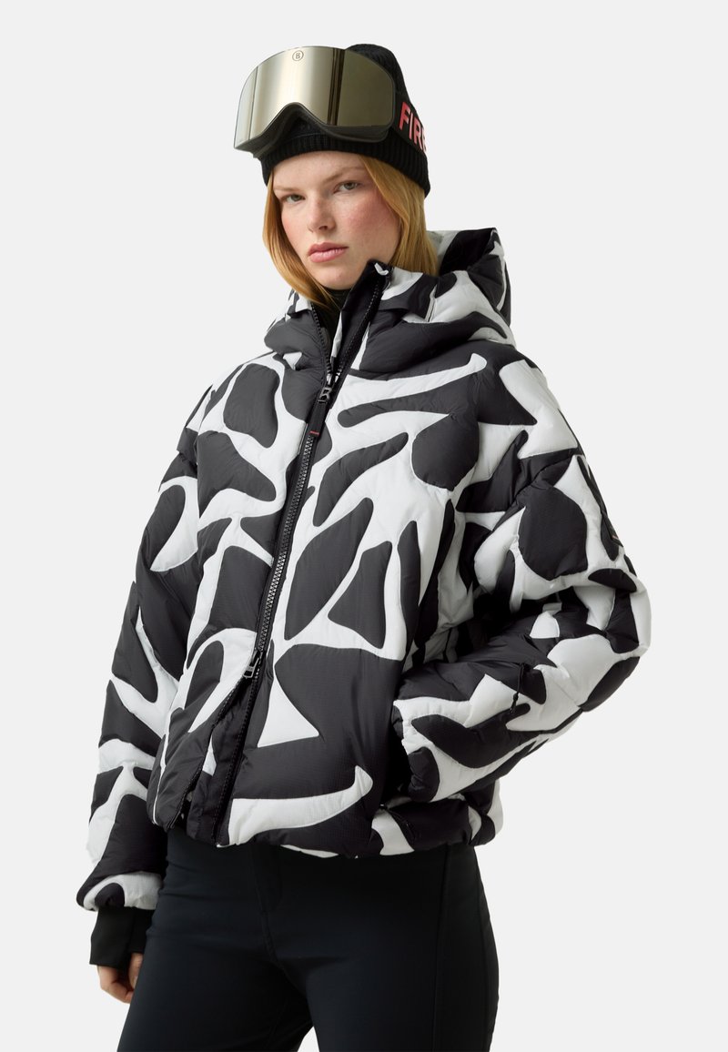 Černobíle vzorovaná nadýchaná bunda s kapucí, vybavená předním zipem, elastickými manžetami a lesklým, vodoodpudivým povrchem.