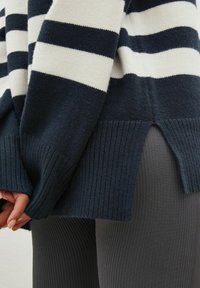 Next STRIPE - Svetr - navy blue