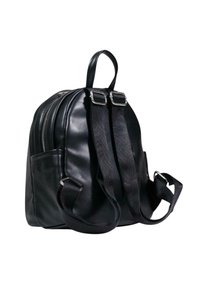 Zwarte neplederen rugzak met dubbele ritssluiting, verstelbare webbing schouderbanden, vo pocket en metalen hardware accenten. Compact ontwerp.