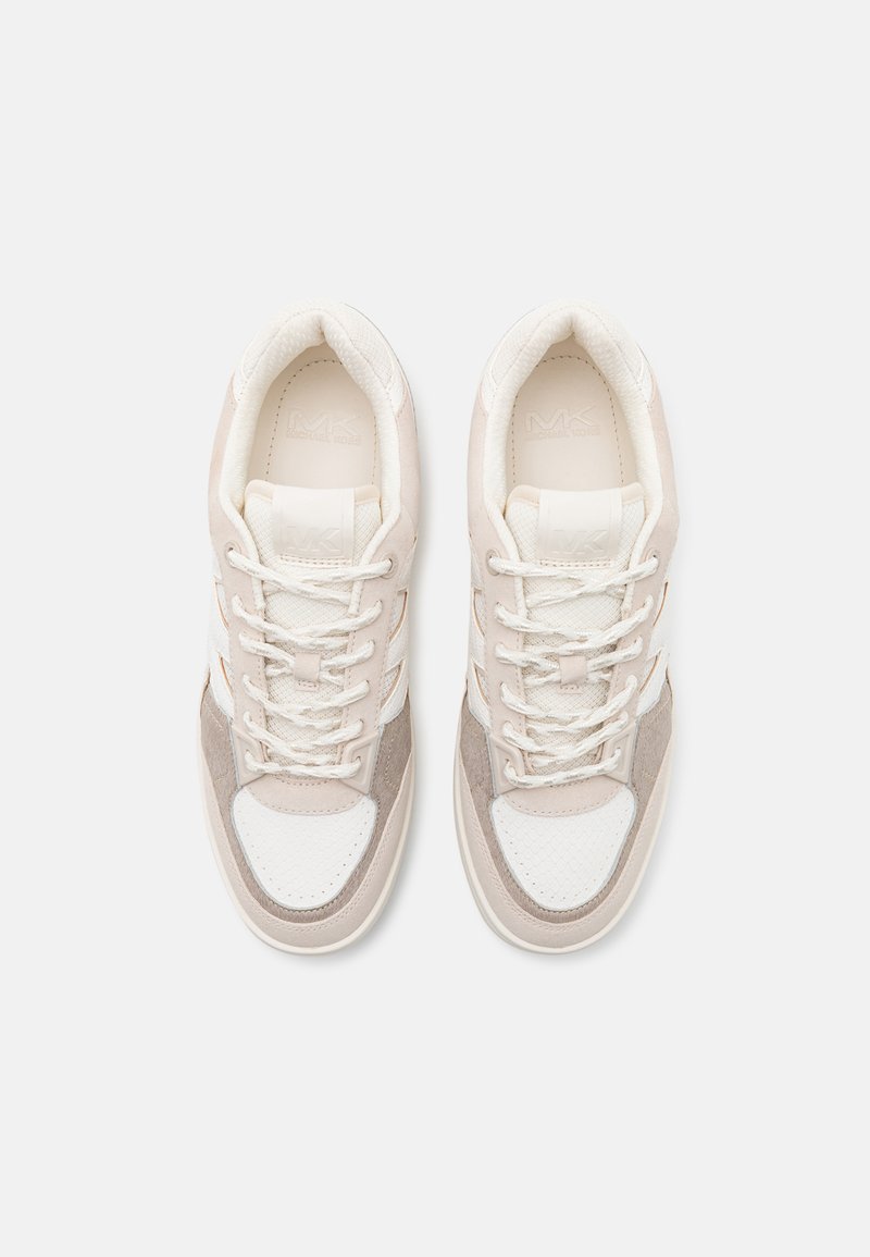 Sneaker bianche e beige chiaro realizzate in suede e mesh, con una punta testurizzata, lacci e sottili accenti di logo.