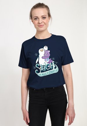Mørkeblå bomulds T-shirt med et tegneserie design af en pingvin og en bjørn med teksten "SLEIGH ALL DAY" i festlige farver.