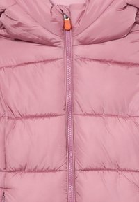 Jachetă puf pink cu secțiuni matlasate, glugă și fermoar frontal cu o bandă portocalie de tragere. Material neted, ușor, cu un luciu.