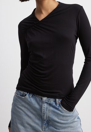 Long sleeved top - black