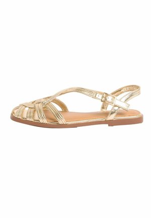Flache goldfarbene Metallic-Sandale mit geflochtenen Riemen, Knöchelriemenschließe und brauner Sohle, seitlich auf weißem Hintergrund dargestellt.