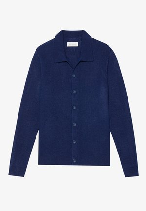 Cardigan bleu marine à boutons, en tissu texturé, avec col et manches longues, comportant six boutons assortis.