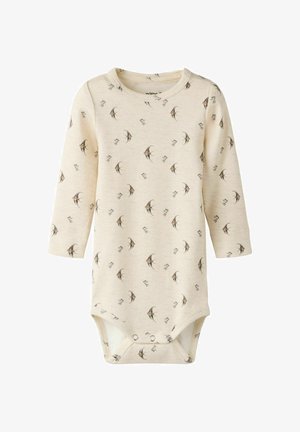 Crèmekleurig baby-rompertje met lange mouwen, bedrukt met een bruin vogeltje en een klein motief, voorzien van drukknoopjes bij het kruis voor sluiting.
