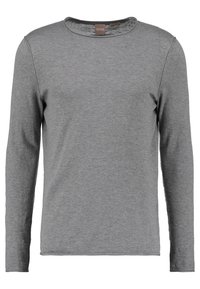 Pull à manches longues pour homme, col rond, en tissu tricoté gris clair uni avec une petite étiquette marron au niveau du col.